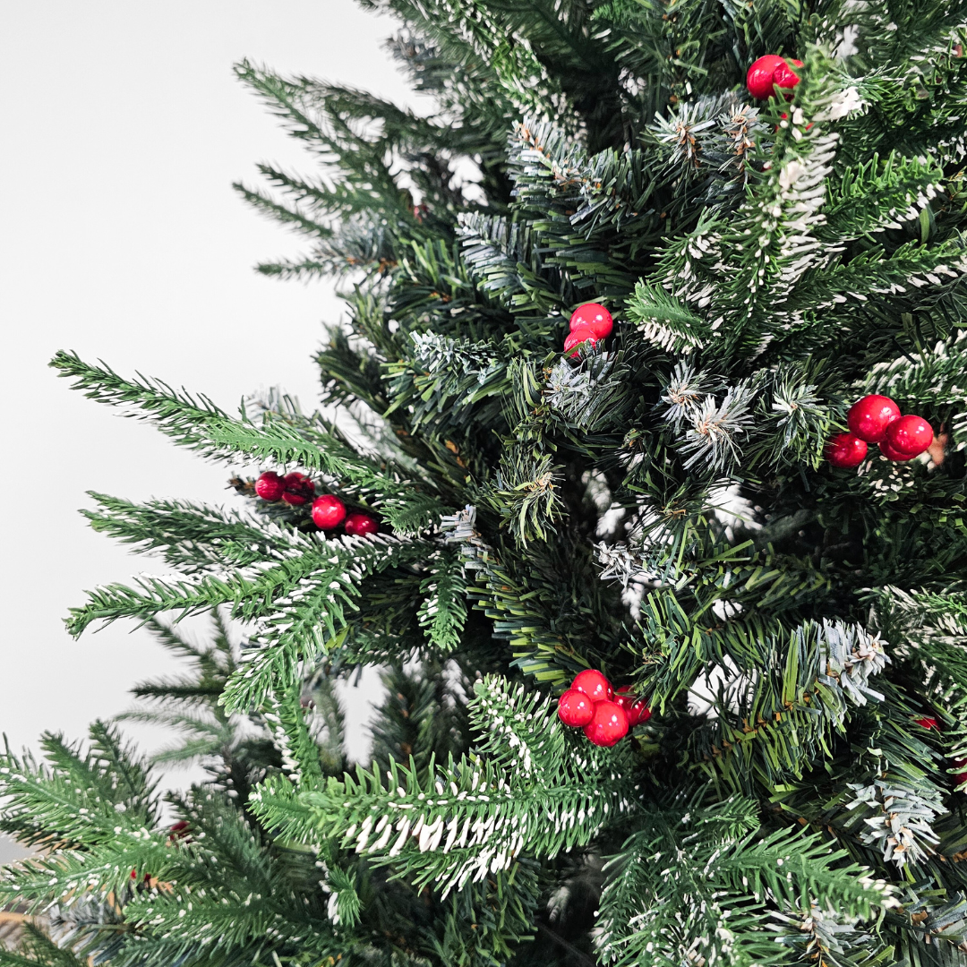 Jelka sa bobicama i snegom