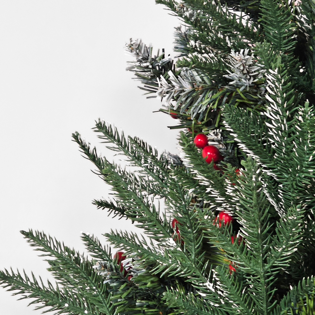 Jelka sa bobicama i snegom