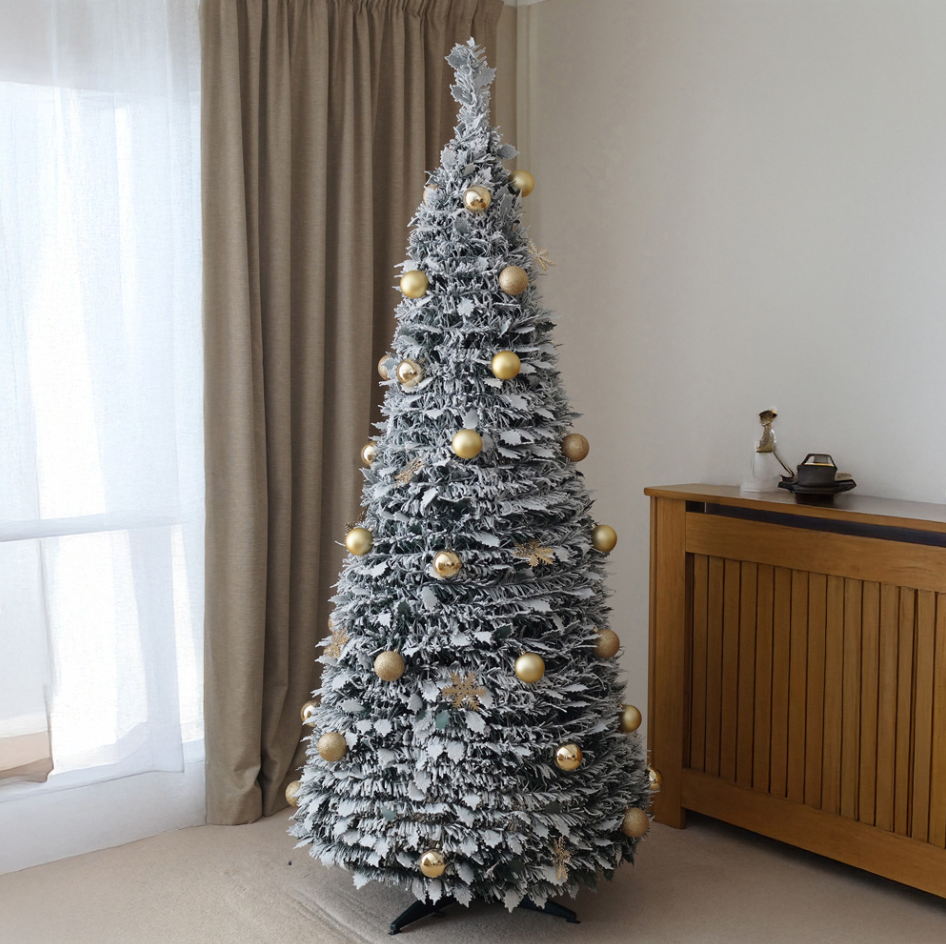 Dekorisana snežna jelka sa lampicama