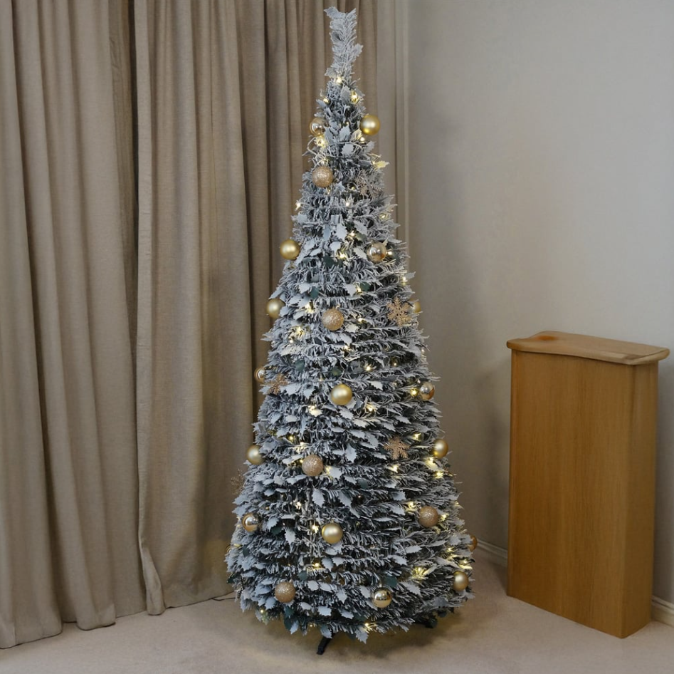 Dekorisana snežna jelka sa lampicama