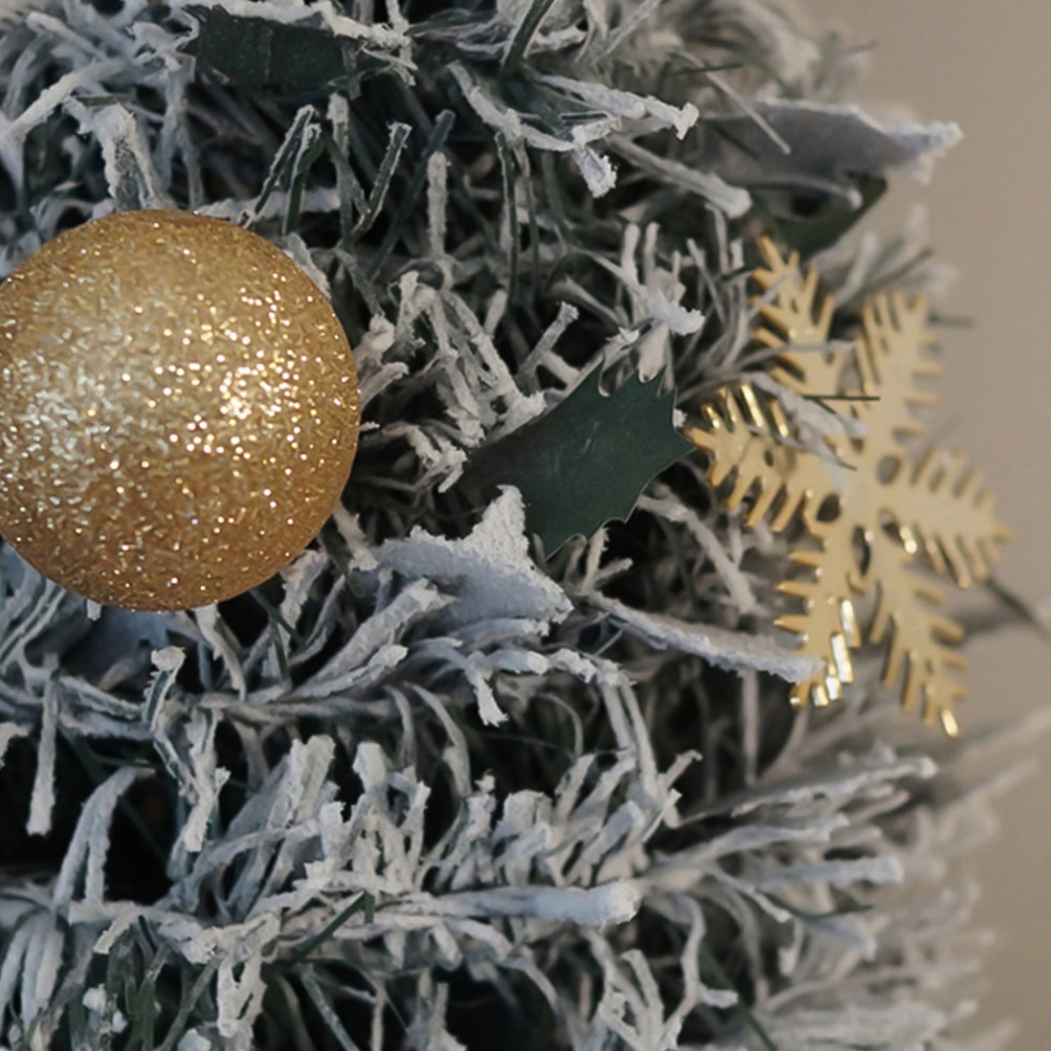 Dekorisana snežna jelka sa lampicama